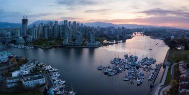 Hava güzel bir şehir panoraması canlı bulutlu gün doğumu sırasında dikkat çekici. False Creek şehir merkezinde alınan Vancouver, British Columbia, Kanada.