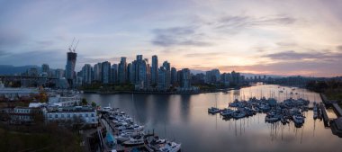 Hava güzel bir şehir panoraması canlı bulutlu gün doğumu sırasında dikkat çekici. False Creek şehir merkezinde alınan Vancouver, British Columbia, Kanada.