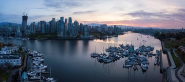 Hava güzel bir şehir panoraması canlı bulutlu gün doğumu sırasında dikkat çekici. False Creek şehir merkezinde alınan Vancouver, British Columbia, Kanada.