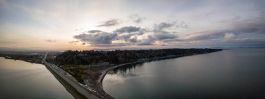 Tsawwassen Beach'te canlı gün doğumu sırasında hava panoramik manzaralı. Büyük Vancouver, British Columbia, Kanada alınan.