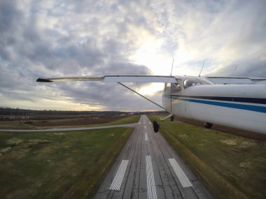 Bir bulutlu gün batımı sırasında pistlerden birinden kalkış uçak. Büyük Vancouver, British Columbia, Kanada alınan.