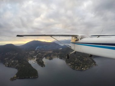Güzel Kanada peyzaj üzerinde canlı bir bulutlu gün batımı sırasında uçan uçak. Sunshine Coast Vancouver, Bc, Kanada kuzeybatısında alınan.