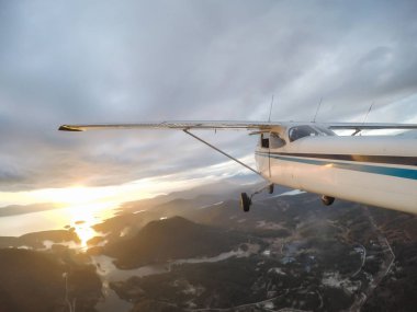 Güzel Kanada peyzaj üzerinde canlı bir bulutlu gün batımı sırasında uçan uçak. Sunshine Coast Vancouver, Bc, Kanada kuzeybatısında alınan.