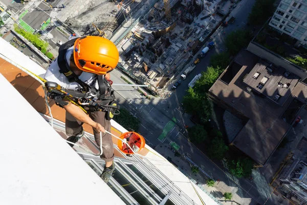 Downtown Vancouver, British Columbia, Kanada - 15 Mayıs 2018: ip erişim yüksek artış pencere temizleyici yüksek bir binanın üzerinde çalışıyor.