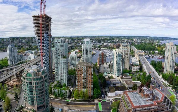 Güzel bir modern cityscape bulutlu sabah sırasında hava panoramik manzaralı. Şehir merkezinde alınan Vancouver, British Columbia, Kanada.