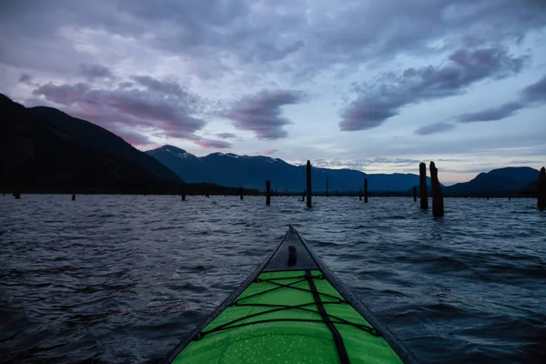 Kajakken Tijdens Een Bewolkt Sunrise Omringd Door Canadese Berglandschap Genomen — Stockfoto