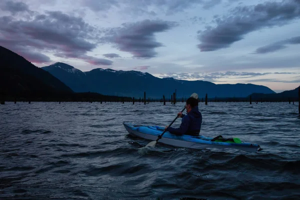 Kayak Durante Amanecer Nublado Rodeado Por Paisaje Montañoso Canadiense Tomado —  Fotos de Stock