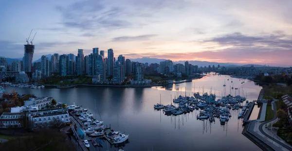 Beeindruckendes Luftpanorama Einer Wunderschönen Stadt Während Eines Lebhaften Bewölkten Sonnenaufgangs — Stockfoto