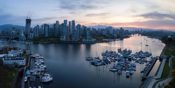 Hava güzel bir şehir panoraması canlı bulutlu gün doğumu sırasında dikkat çekici. False Creek şehir merkezinde alınan Vancouver, British Columbia, Kanada.