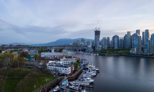 Impresionante Panorama Aéreo Una Hermosa Ciudad Durante Vibrante Amanecer Nublado — Foto de Stock