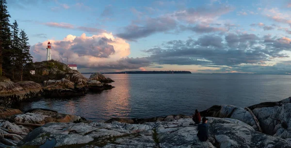 Bela Vista Panorâmica Farol Uma Costa Rochosa Durante Pôr Sol — Fotografia de Stock