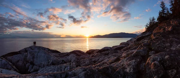 Vacker Panoramautsikt Över Stenig Strand Med Människor Njuta Naturen Molnig — Stockfoto