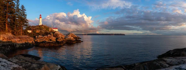 Hermosa Vista Panorámica Faro Una Costa Rocosa Durante Una Puesta — Foto de Stock
