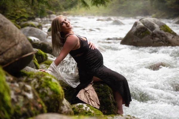 Unga Kaukasiska Kvinna Med Pregrant Mage Naturen Tagit Lynn Valley — Stockfoto