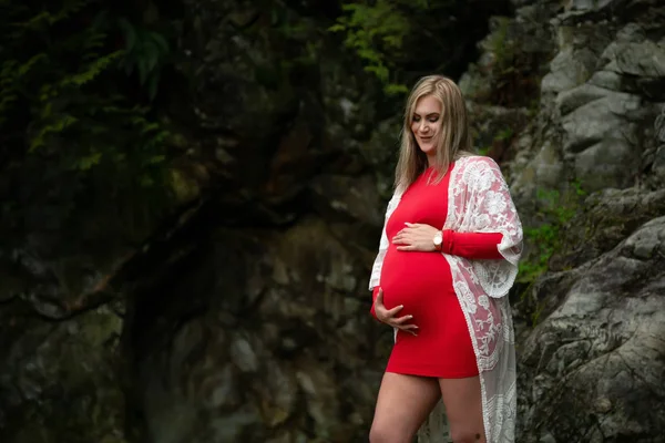 Unga Kaukasiska Kvinna Med Pregrant Mage Naturen Tagit Lynn Valley — Stockfoto