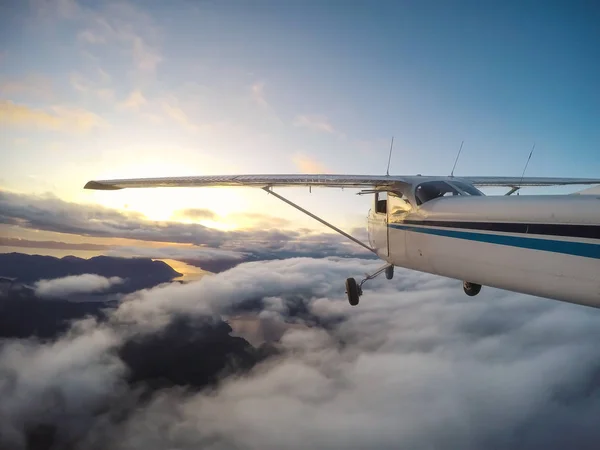 Avião Voando Sobre Bela Paisagem Canadense Durante Pôr Sol Nublado — Fotografia de Stock