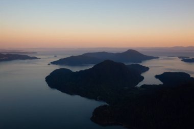 Canlı bir gün batımı sırasında hava görünümünü Howe ses. Vancouver, British Columbia, Kanada kuzeyindeki alınan.
