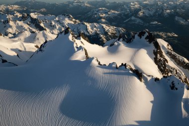 Güzel Kanada dağ manzarası canlı bir güneşli gün boyunca hava görünümünü. Vancouver, British Columbia, Kanada kuzeyindeki alınan.