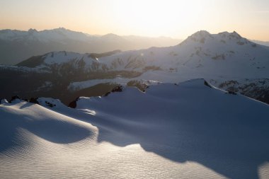 Güzel Kanada dağ manzarası canlı bir güneşli gün boyunca hava görünümünü. Vancouver, British Columbia, Kanada kuzeyindeki alınan.