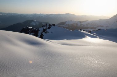 Güzel Kanada dağ manzarası canlı bir güneşli gün boyunca hava görünümünü. Vancouver, British Columbia, Kanada kuzeyindeki alınan.