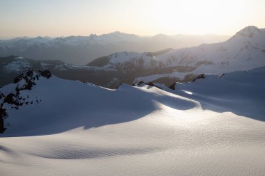 Güzel Kanada dağ manzarası canlı bir güneşli gün boyunca hava görünümünü. Vancouver, British Columbia, Kanada kuzeyindeki alınan.