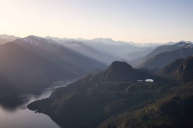 Canlı bir güneşli gün boyunca Kanada dağ peyzaj çarpıcı havadan görünümü. Pitt Gölü, Vancouver, British Columbia, Kanada kuzeyindeki alınan.