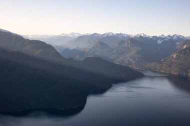 Canlı bir güneşli gün boyunca Kanada dağ peyzaj çarpıcı havadan görünümü. Pitt Gölü, Vancouver, British Columbia, Kanada kuzeyindeki alınan.