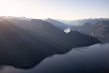 Canlı bir güneşli gün boyunca Kanada dağ peyzaj çarpıcı havadan görünümü. Pitt Gölü, Vancouver, British Columbia, Kanada kuzeyindeki alınan.