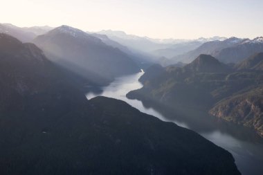 Canlı bir güneşli gün boyunca Kanada dağ peyzaj çarpıcı havadan görünümü. Pitt Gölü, Vancouver, British Columbia, Kanada kuzeyindeki alınan.