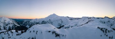 Güzel hava panoramik dağ manzaralı. Alınan sanatçı noktasında, kuzeydoğusunda, Seattle, Washington, Amerika Birleşik Devletleri.