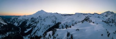 Güzel hava panoramik dağ manzaralı. Alınan sanatçı noktasında, kuzeydoğusunda, Seattle, Washington, Amerika Birleşik Devletleri.
