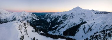 Güzel hava panoramik dağ manzaralı. Alınan sanatçı noktasında, kuzeydoğusunda, Seattle, Washington, Amerika Birleşik Devletleri.