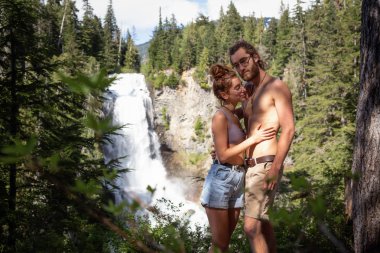 Genç çift vaktinizi togheter doğada geçirdi. Whistler ve Squamish, Kuzey Vancouver, British Columbia, Kanada yakın Alexander Falls'daki alınan.
