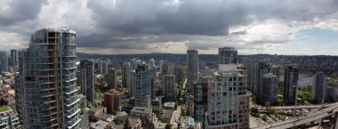 Bir bulutlu gün boyunca güzel bir modern cityscape hava panoramik manzaralı. Şehir merkezinde alınan Vancouver, British Columbia, Kanada. Yüksek kalite ve çözünürlük