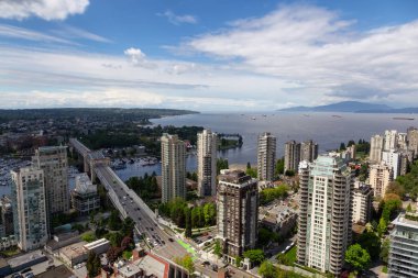 Bir bulutlu gün boyunca güzel bir modern cityscape hava görünümünü. Şehir merkezinde alınan Vancouver, British Columbia, Kanada.