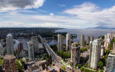 Bir bulutlu gün boyunca güzel bir modern cityscape hava panoramik manzaralı. Şehir merkezinde alınan Vancouver, British Columbia, Kanada. Yüksek kalite ve çözünürlük