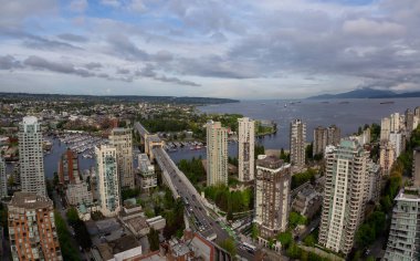 Bir bulutlu gün boyunca güzel bir modern cityscape hava panoramik manzaralı. Şehir merkezinde alınan Vancouver, British Columbia, Kanada. Yüksek kalite ve çözünürlük