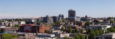 Vancouver, British Columbia, Kanada - 23 Mayıs 2018: Hava güneşli bir gün boyunca modern bir şehir panoraması.