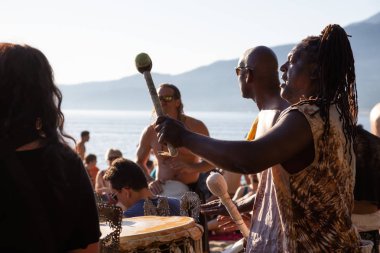 Üçüncü plaj, Downtown Vancouver, British Columbia, Kanada - 22 Mayıs 2018: eğleniyor bir Drum Circle olay sırasında canlı bir günbatımı insanlar.