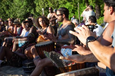 Üçüncü plaj, Downtown Vancouver, British Columbia, Kanada - 22 Mayıs 2018: eğleniyor bir Drum Circle olay sırasında canlı bir günbatımı insanlar.