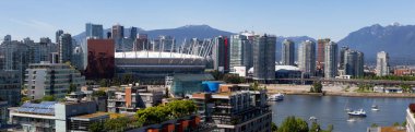 Downtown Vancouver, British Columbia, Kanada - 22 Mayıs 2018: güneşli bir gün boyunca modern şehrin havadan panoramik görünümü.