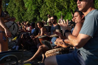 Üçüncü plaj, Downtown Vancouver, British Columbia, Kanada - 22 Mayıs 2018: eğleniyor bir Drum Circle olay sırasında canlı bir günbatımı insanlar.
