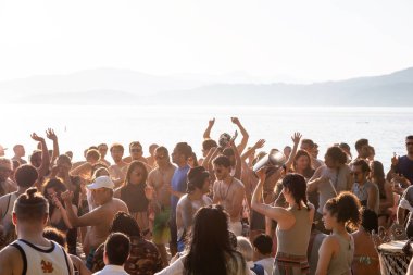 Üçüncü plaj, Downtown Vancouver, British Columbia, Kanada - 22 Mayıs 2018: eğleniyor bir Drum Circle olay sırasında canlı bir günbatımı insanlar.