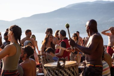 Üçüncü plaj, Downtown Vancouver, British Columbia, Kanada - 22 Mayıs 2018: eğleniyor bir Drum Circle olay sırasında canlı bir günbatımı insanlar.