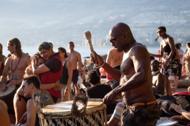 Üçüncü plaj, Downtown Vancouver, British Columbia, Kanada - 22 Mayıs 2018: eğleniyor bir Drum Circle olay sırasında canlı bir günbatımı insanlar.