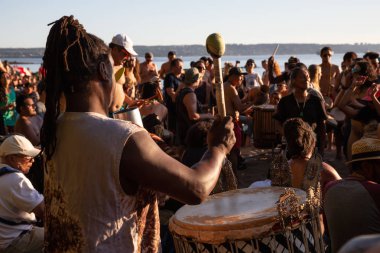Üçüncü plaj, Downtown Vancouver, British Columbia, Kanada - 22 Mayıs 2018: eğleniyor bir Drum Circle olay sırasında canlı bir günbatımı insanlar.