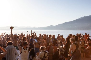 Üçüncü plaj, Downtown Vancouver, British Columbia, Kanada - 22 Mayıs 2018: eğleniyor bir Drum Circle olay sırasında canlı bir günbatımı insanlar.