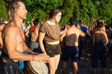 Üçüncü plaj, Downtown Vancouver, British Columbia, Kanada - 22 Mayıs 2018: eğleniyor bir Drum Circle olay sırasında canlı bir günbatımı insanlar.