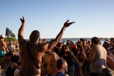 Üçüncü plaj, Downtown Vancouver, British Columbia, Kanada - 22 Mayıs 2018: eğleniyor bir Drum Circle olay sırasında canlı bir günbatımı insanlar.