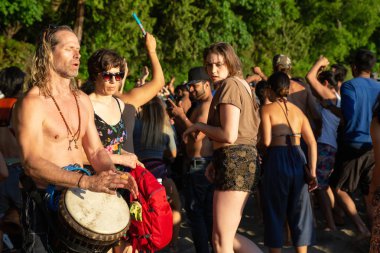 Üçüncü plaj, Downtown Vancouver, British Columbia, Kanada - 22 Mayıs 2018: eğleniyor bir Drum Circle olay sırasında canlı bir günbatımı insanlar.